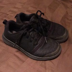 Boys sz 1Y under armour shoes